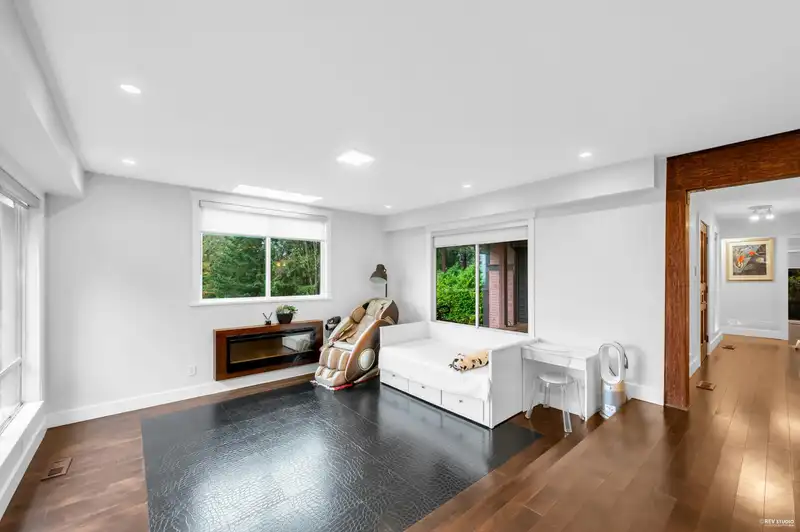 4066 NORWOOD AVENUE - photo 3 of 34