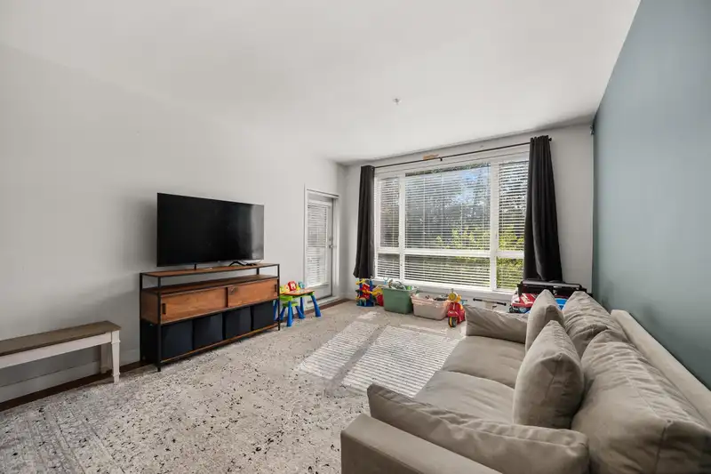 303 14333 104 AVENUE - photo 3 of 24