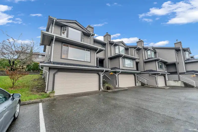 205 1140 CASTLE CRESCENT - photo 3 of 39