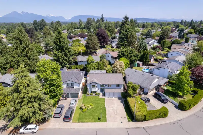 9242 209A CRESCENT - photo 3 of 40