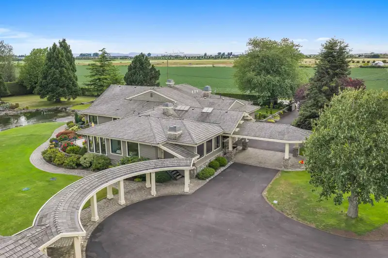 2750 52 STREET - photo 3 of 40