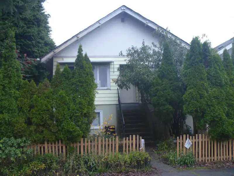 6084 CHESTER STREET - photo 2 of 11