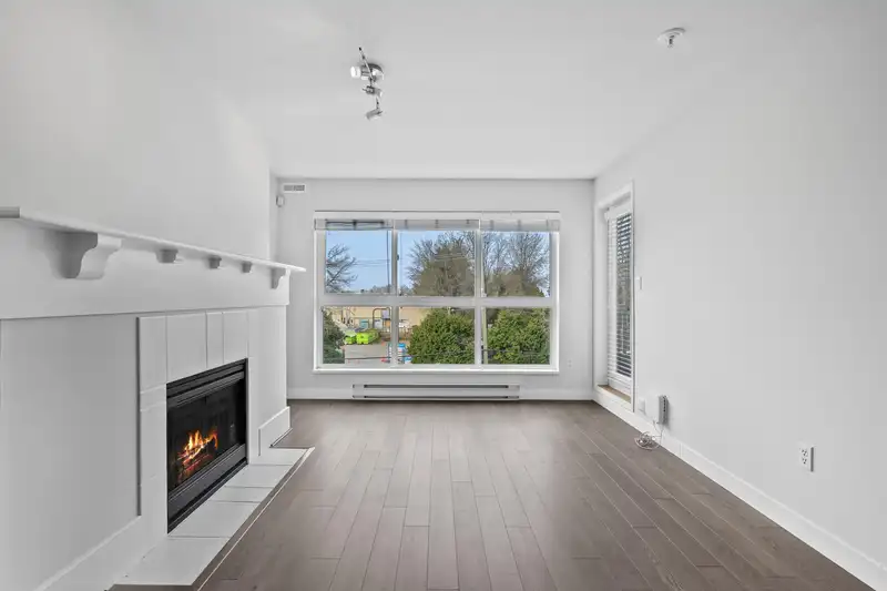 304 5500 LYNAS LANE - photo 2 of 33