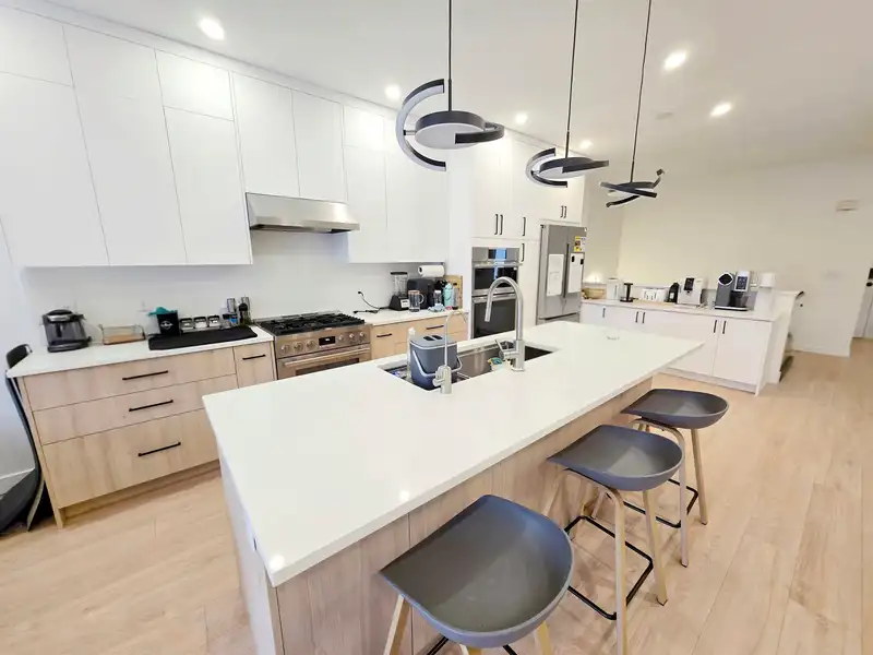 20 5201 OAKMOUNT CRESCENT - photo 1 of 37