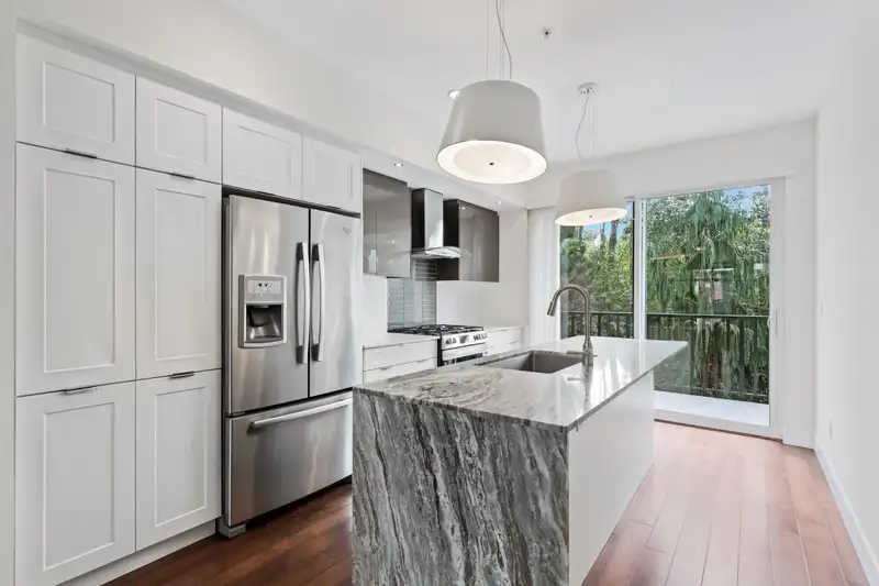 35 20852 77A AVENUE - photo 3 of 39