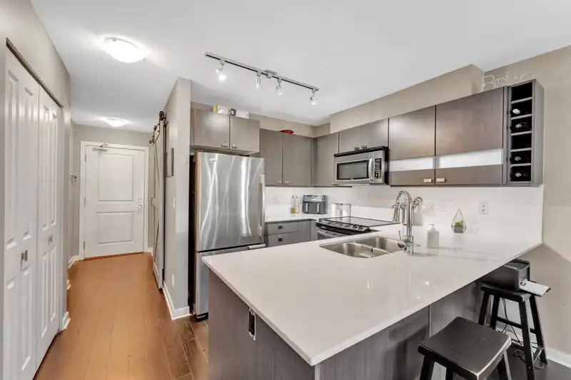 415 21009 56 AVENUE - photo 4 of 29