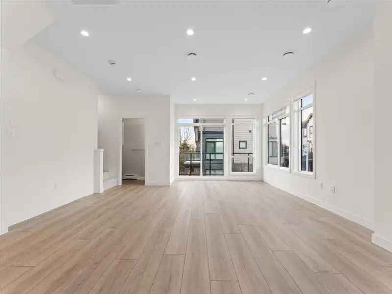 34 4337 BOUNDARY ROAD - photo 3 of 19