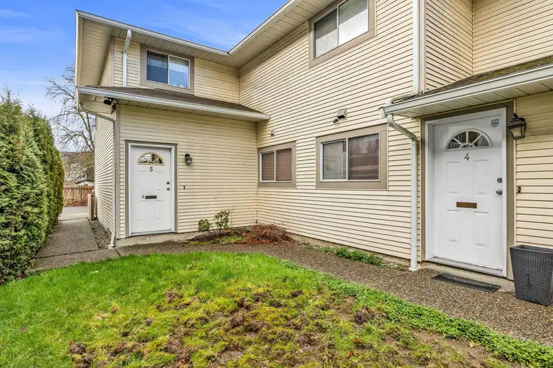 4 19690 56 AVENUE - photo 2 of 27