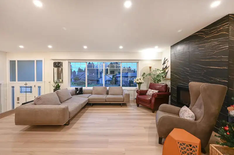 1409 WINDSOR CRESCENT - photo 4 of 35