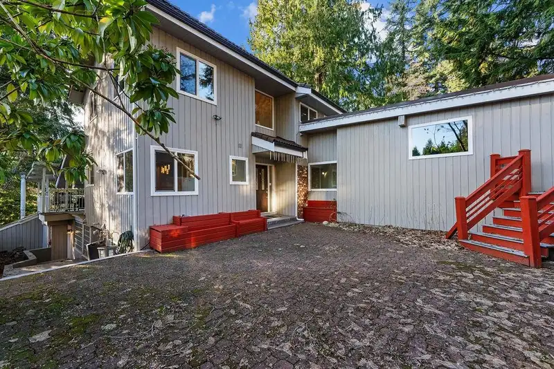 271 MONTROYAL BOULEVARD - photo 3 of 40
