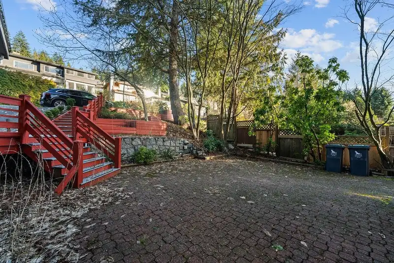 271 MONTROYAL BOULEVARD - photo 4 of 40