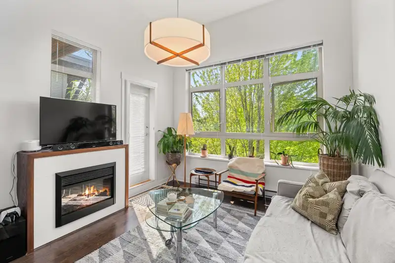 406 15988 26 AVENUE - photo 1 of 40