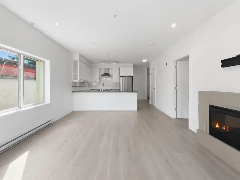 204 1273 MARINE DRIVE - photo 3 of 25