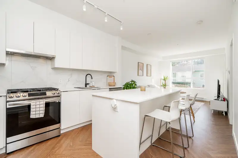 425 3229 ST JOHNS STREET - photo 1 of 40