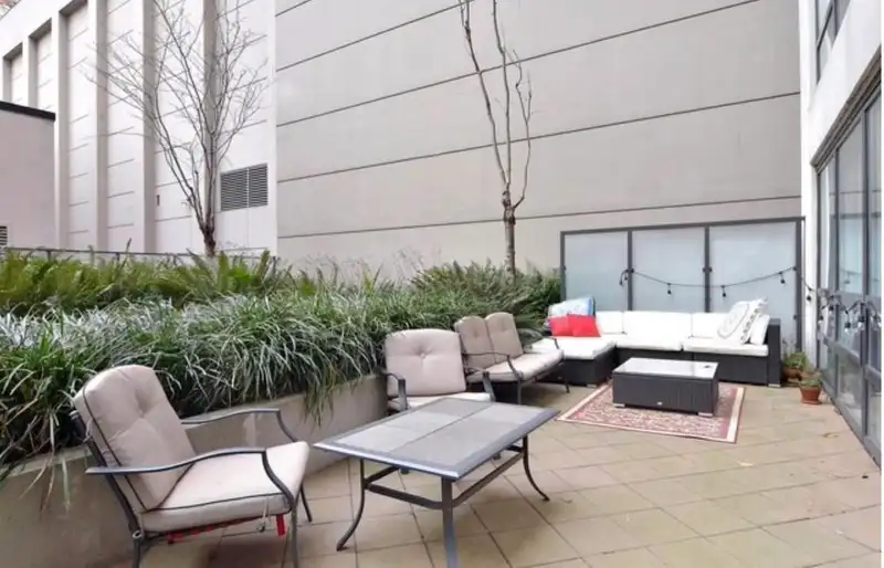 409 933 HORNBY STREET - photo 1 of 9