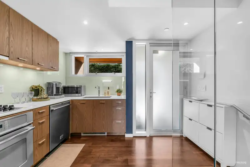 2 850 W 8TH AVENUE - photo 3 of 29