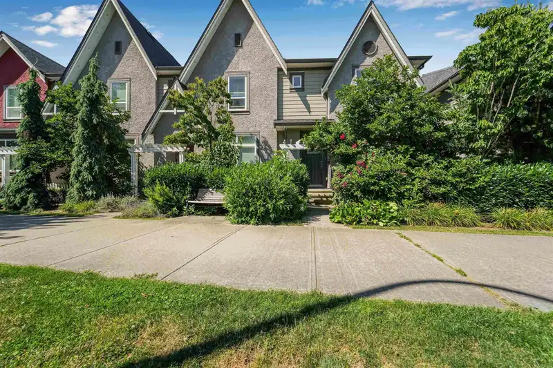 21065 80 AVENUE - photo 1 of 29