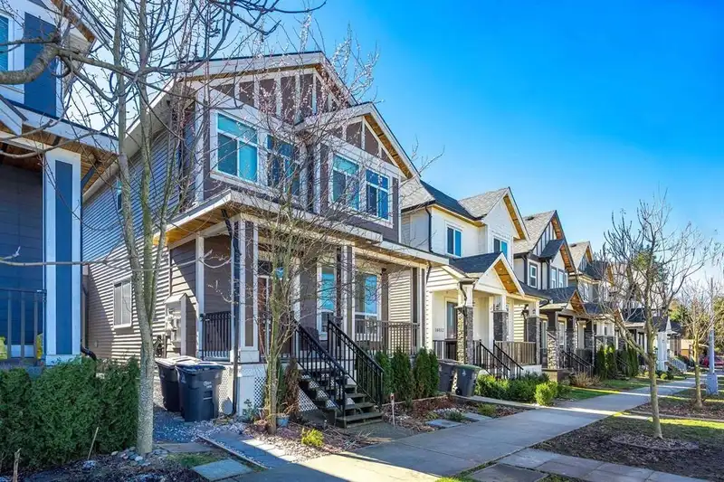 14036 60 AVENUE - photo 2 of 37
