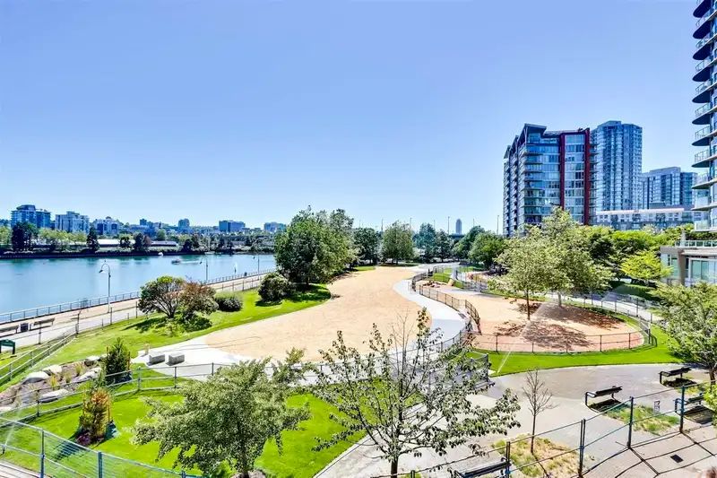 305 8 SMITHE MEWS - photo 2 of 27