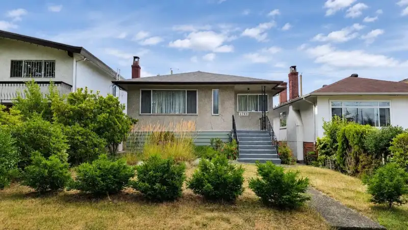 2748 E 6TH AVENUE - photo 1 of 40