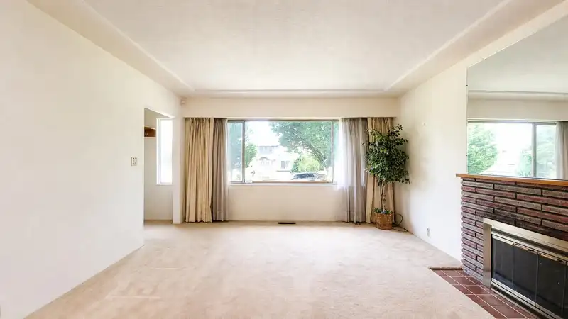 2748 E 6TH AVENUE - photo 4 of 40