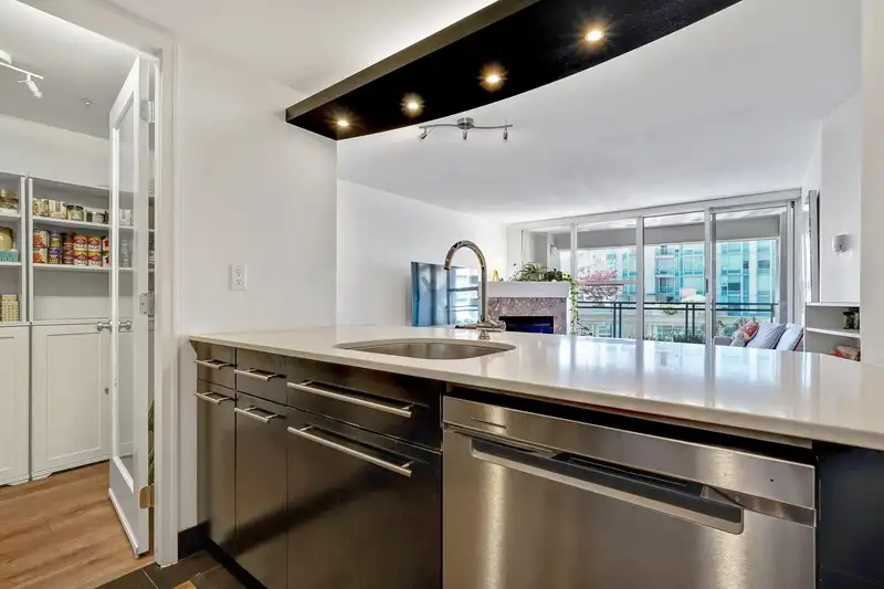 306 183 KEEFER PLACE - photo 1 of 39