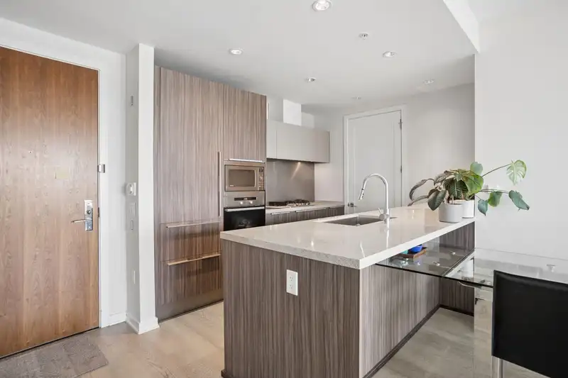 906 181 W 1ST AVENUE - photo 3 of 37