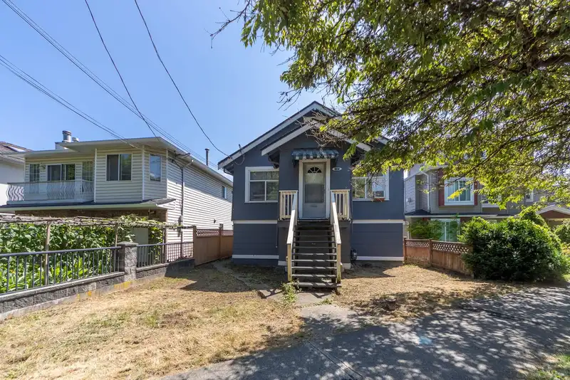 4836 CLARENDON STREET - photo 2 of 9