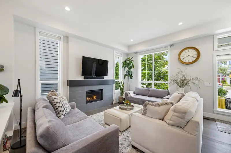 2111 165B STREET - photo 4 of 40
