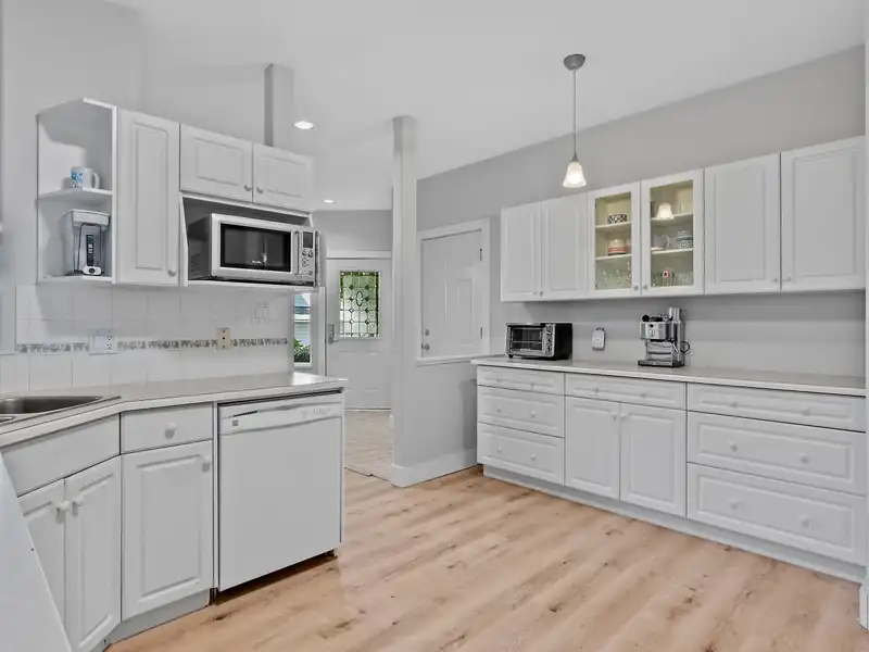 40 21579 88B AVENUE - photo 4 of 32