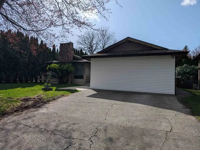 6099 172 STREET - photo 2 of 38