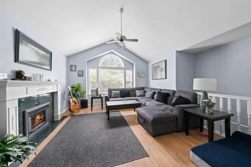 275 FORREST CRESCENT - photo 4 of 31