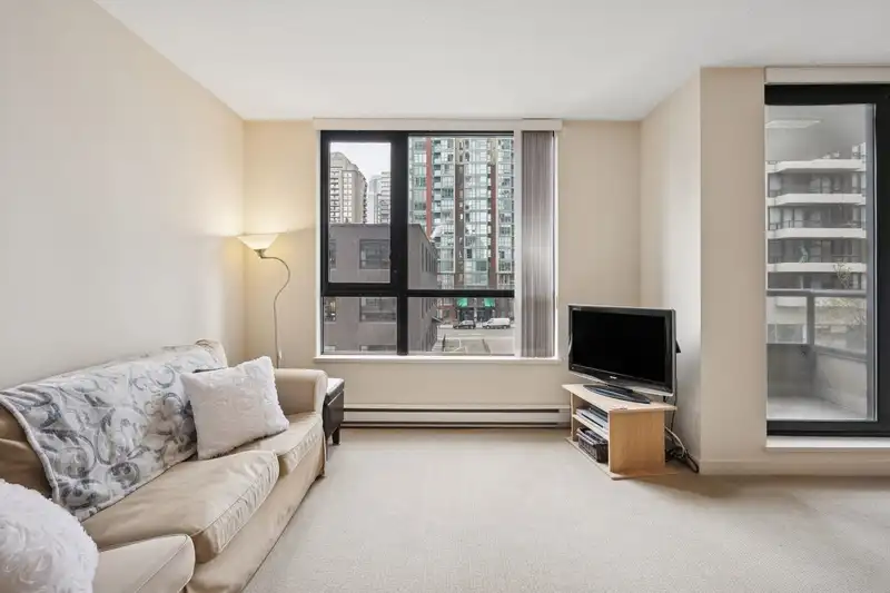 502 977 MAINLAND STREET - photo 2 of 14