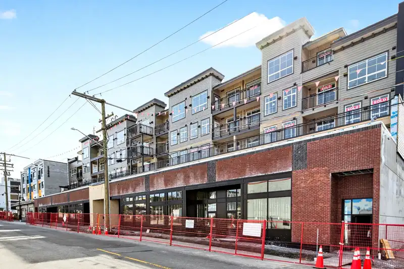 509 22348 NORTH AVENUE - photo 1 of 29