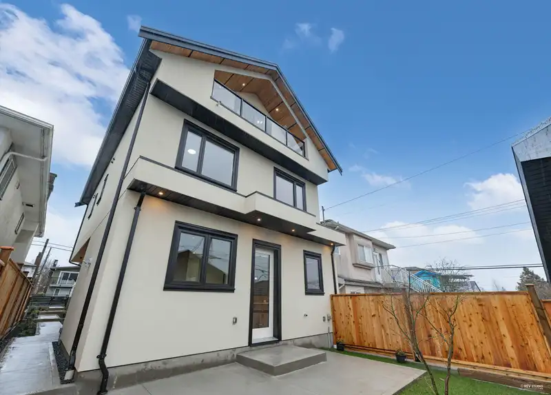 2 1020 NOOTKA STREET - photo 3 of 38