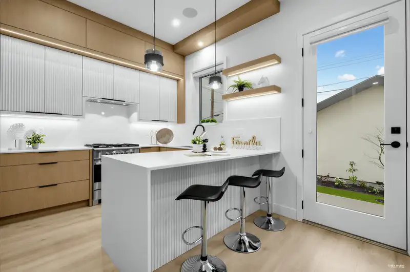 2 1020 NOOTKA STREET - photo 4 of 38