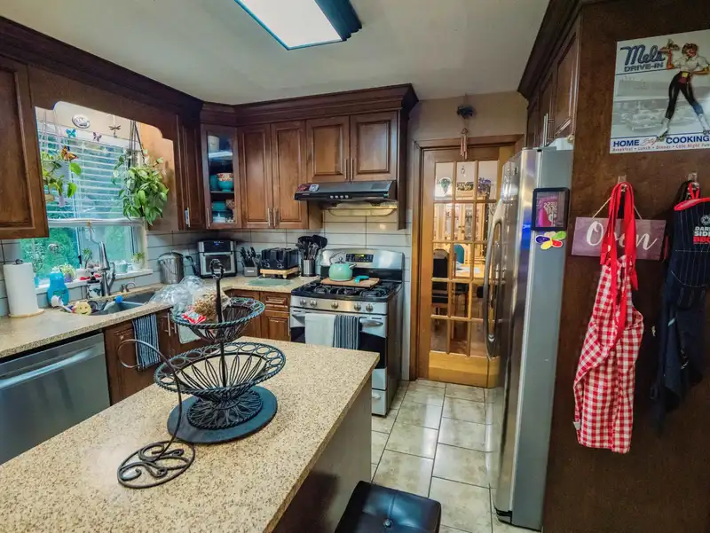 18961 60B AVENUE - photo 4 of 11