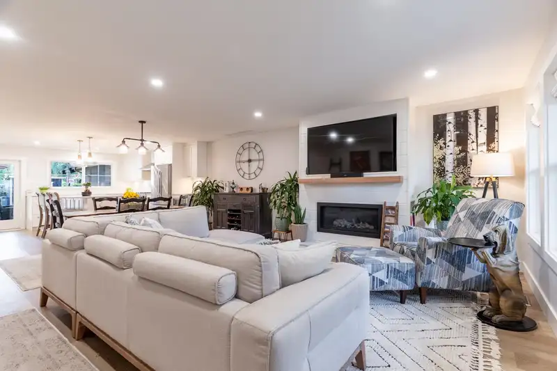 20226 42A AVENUE - photo 3 of 40