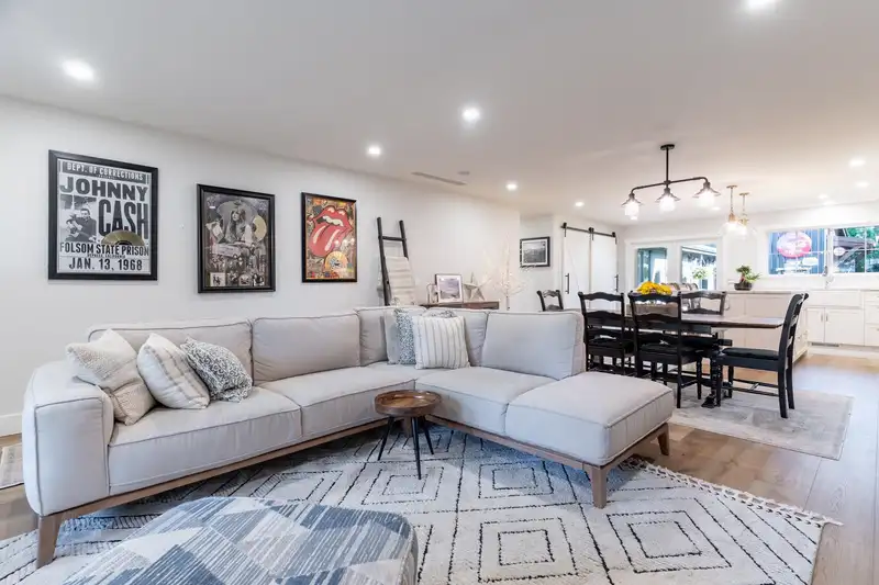20226 42A AVENUE - photo 4 of 40