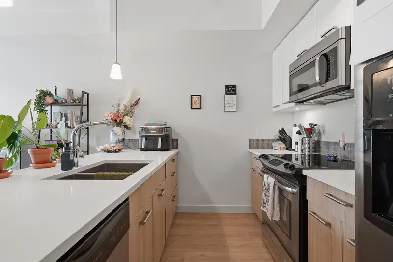 304 2214 KELLY AVENUE - photo 1 of 25