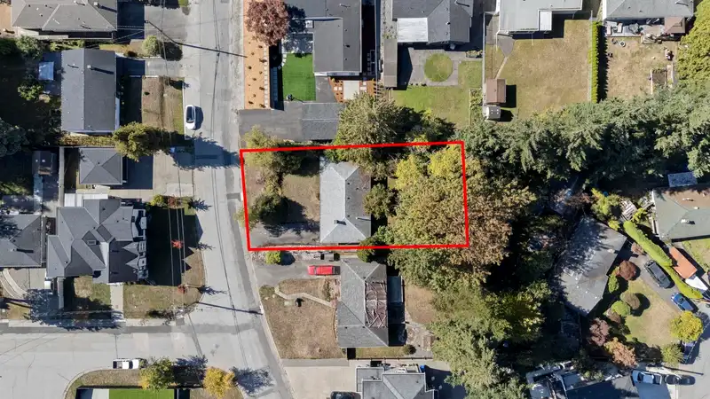 11055 80A AVENUE - photo 3 of 20