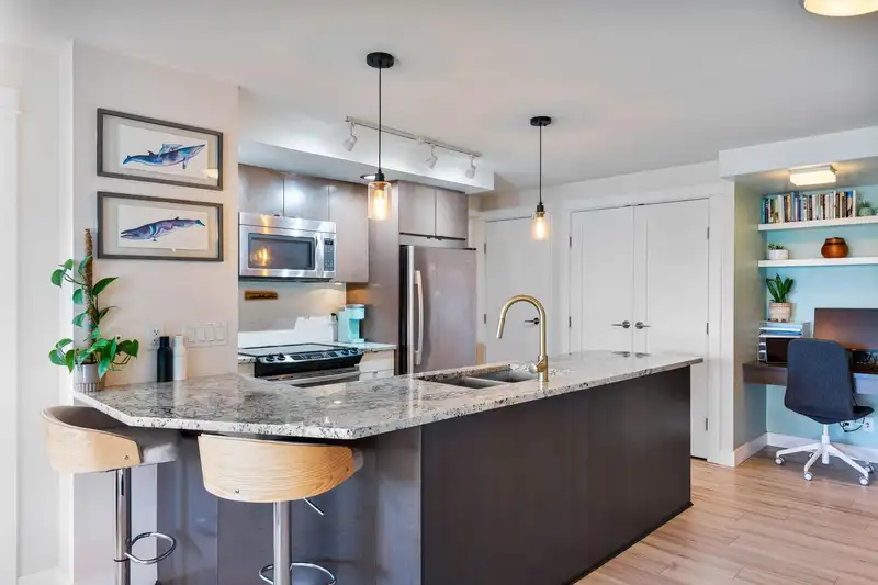 202 14955 VICTORIA AVENUE - photo 3 of 21