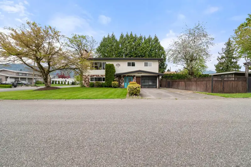 10218 OVAL DRIVE - photo 3 of 40