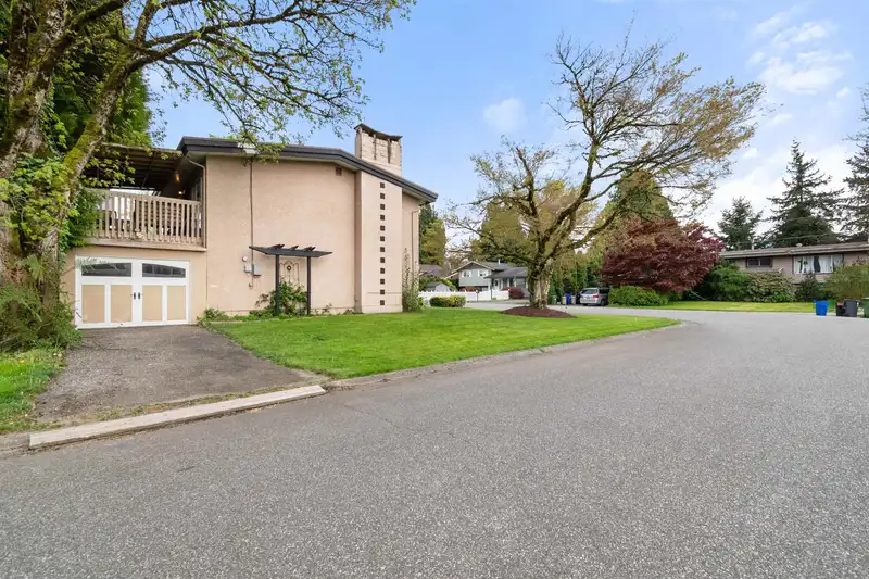 10218 OVAL DRIVE - photo 4 of 40