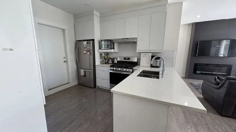 4 8033 166B STREET - photo 3 of 27