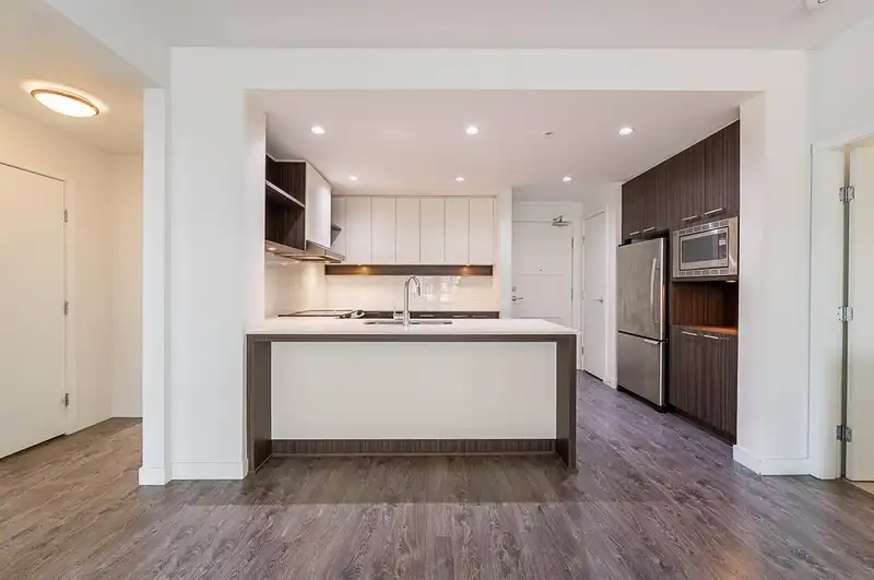 303 545 FOSTER AVENUE - photo 1 of 30