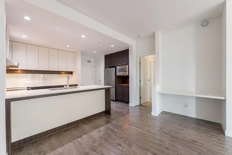 303 545 FOSTER AVENUE - photo 2 of 30