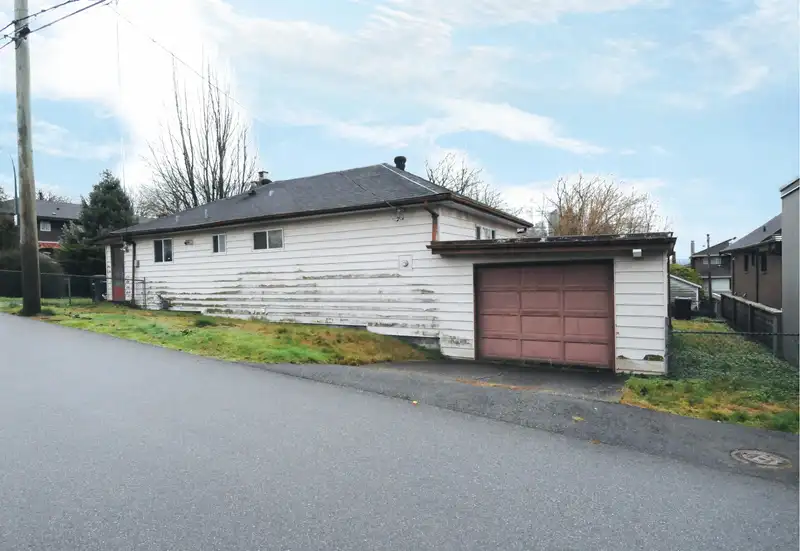 855 MACDONALD AVENUE - photo 3 of 3
