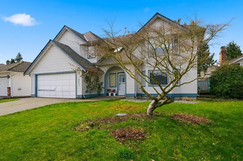 9335 152A STREET - photo 4 of 40