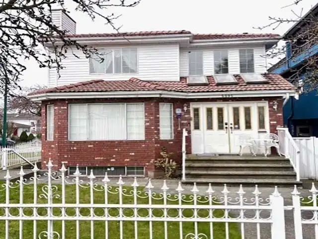 5095 NANAIMO STREET - photo 1 of 6